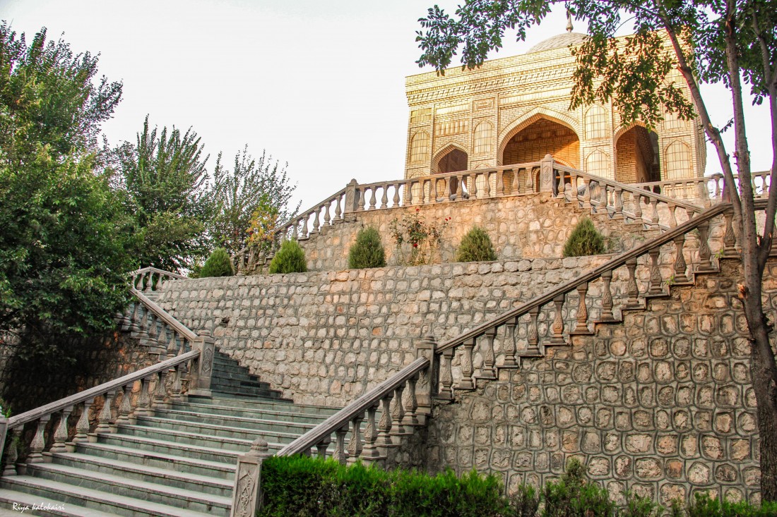 Local guide showing Andijan to travelers in Uzbekistan’s Fergana Valley